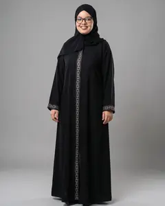 Abaya Lmalakiya noire en tissu Kori, portée, vue de face